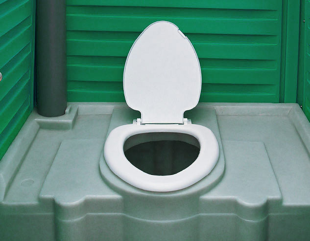 Накопительный бак для отходов, установлен внутри зелёной туалетной кабины «Евростандарт».
