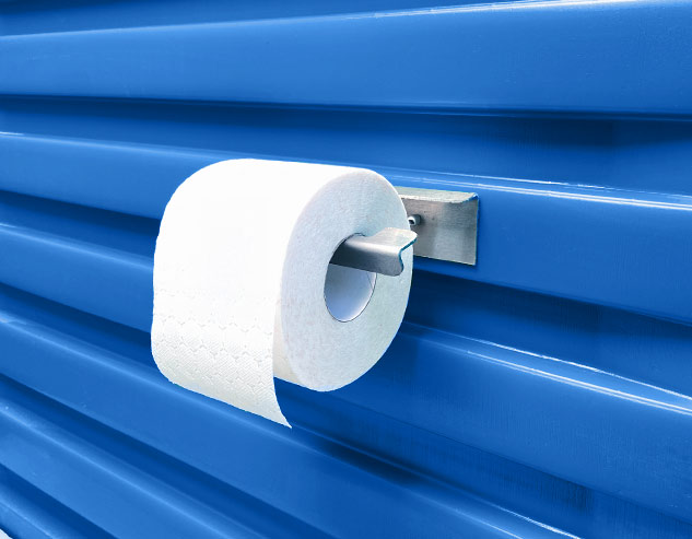 Держатель для туалетной бумаги установленный внутри синего уличного биотуалета «Евростандарт».