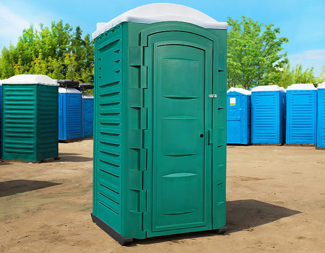 Зелёная туалетная кабина «Люкс» в окружающей среде, вид спереди.