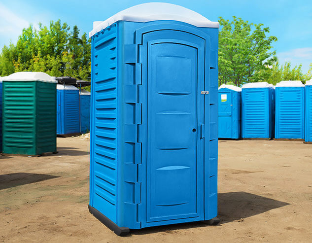 Синяя туалетная кабина «Люкс» в окружающей среде, вид спереди.