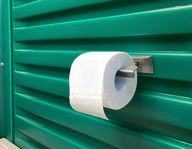 Держатель для туалетной бумаги установленный внутри зелёного уличного биотуалета «Люкс».