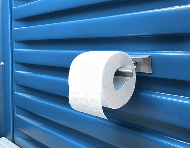 Держатель для туалетной бумаги установленный внутри синего уличного биотуалета «Люкс».
