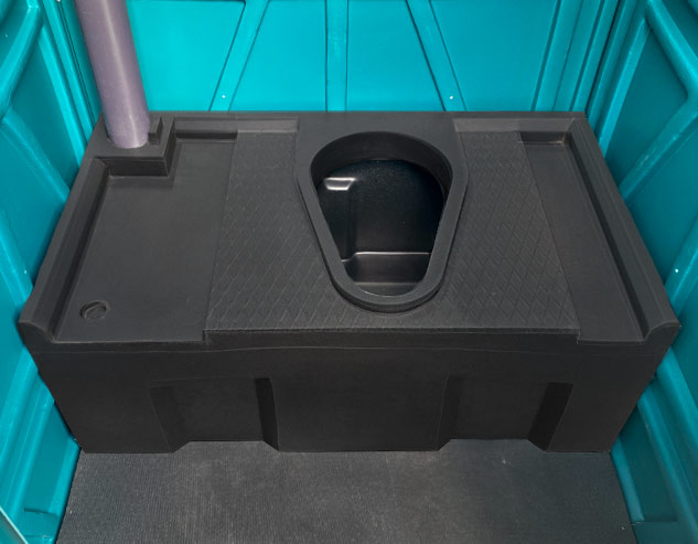 Накопительный бак азиатского типа установленый внутри туалетной кабины «Вторая Жизнь».