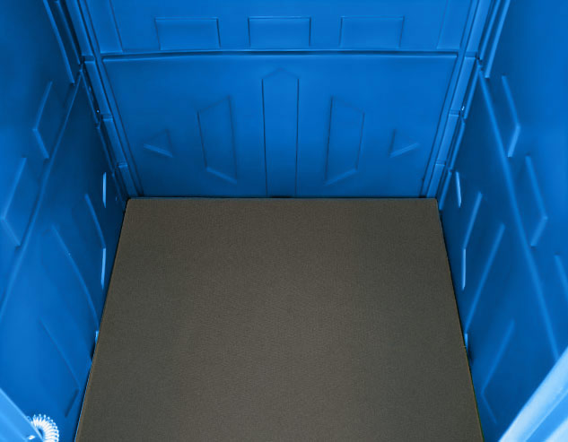 Ровный пол внутри синей универсальной кабины.