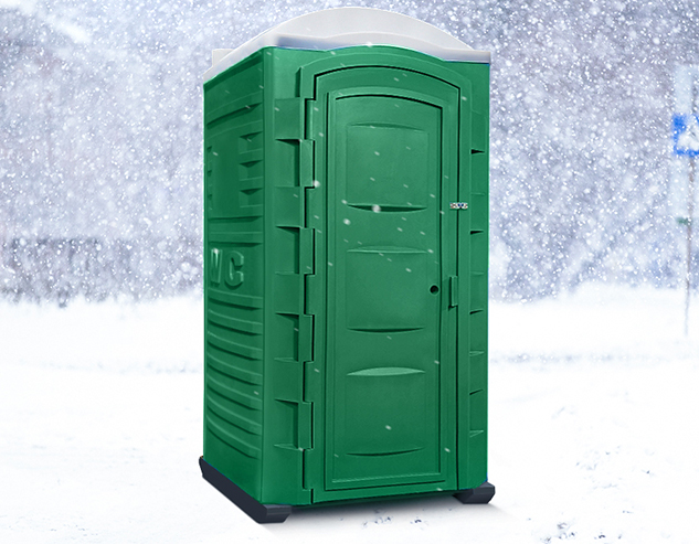 Зелёная туалетная кабина «Варм» используется в холодное время года, вид спереди.
