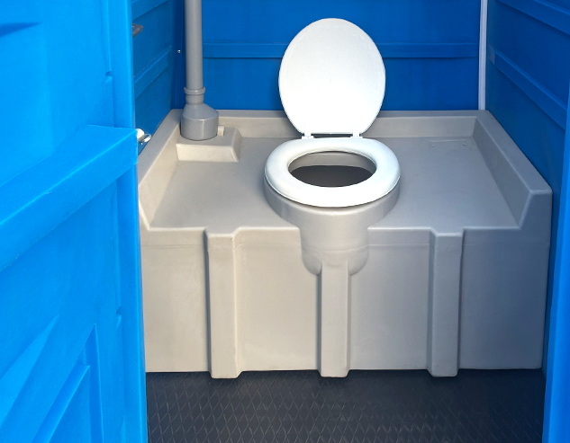 Накопительный бак для отходов и обогреватель, установленые внутри синей туалетной кабины «Варм».