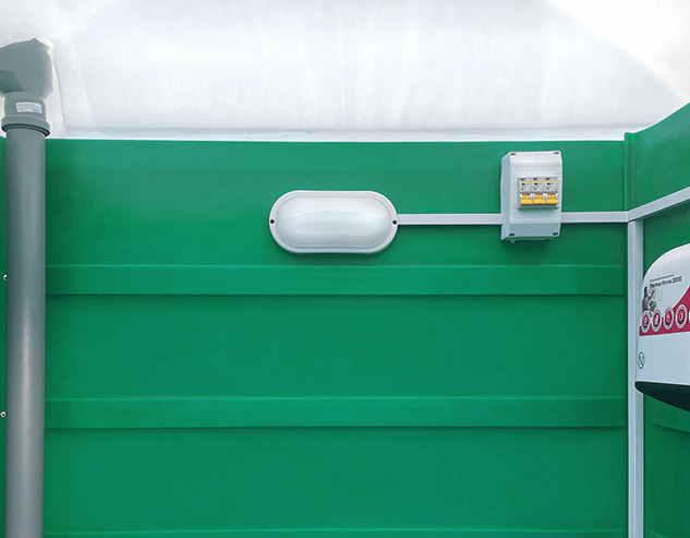 Утеплённая туалетная кабина «Варм» оснащена люминисцентным освещением.