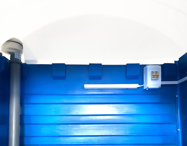 Утеплённая синяя туалетная кабина «Варм» оснащена люминисцентным освещением.