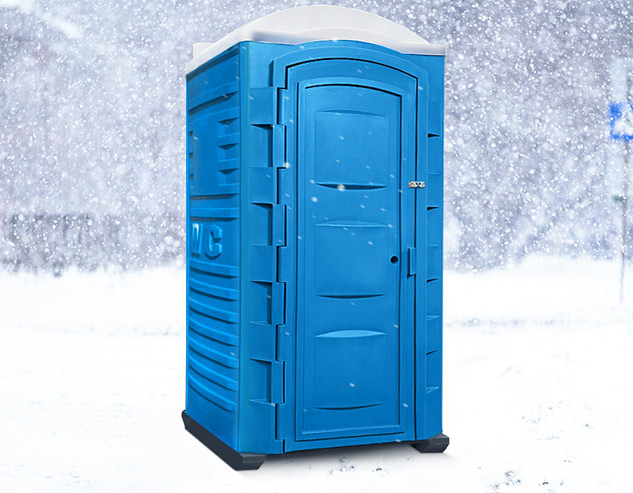 Синяя туалетная кабина «Варм» используется в холодное время года, вид спереди.