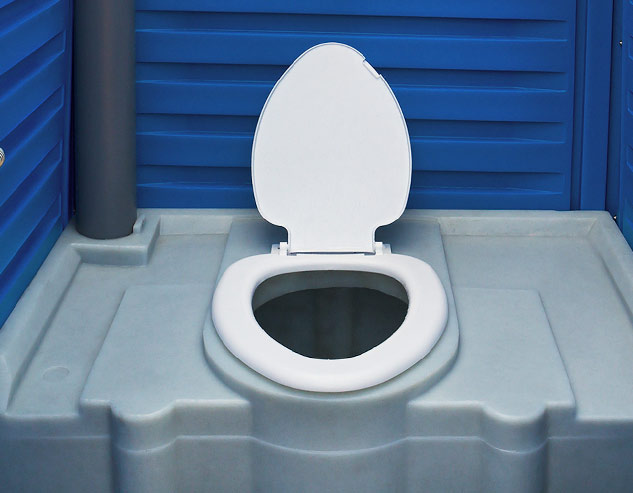 Накопительный бак для отходов, установлен внутри синей туалетной кабины «Евростандарт».