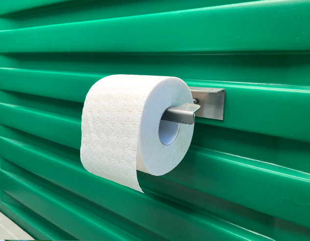 Держатель для туалетной бумаги установленный внутри зелёного уличного биотуалета «Евростандарт».