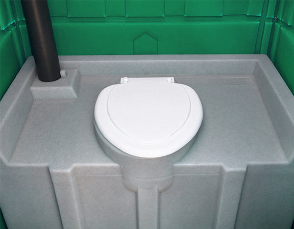 Накопительный бак для отходов, внутри зелёной туалетной кабины «Стандарт Pro».
