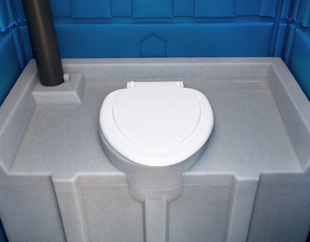 Накопительный бак для отходов, внутри синей туалетной кабины «Стандарт Pro».
