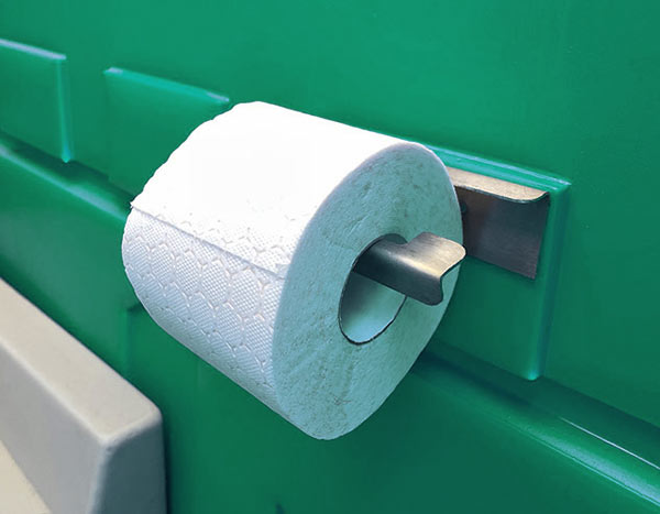 Держатель для туалетной бумаги установленный внутри зелёного уличного биотуалета «Стандарт Pro».
