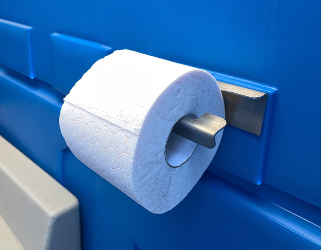 Держатель для туалетной бумаги установленный внутри синего уличного биотуалета «Стандарт Pro».
